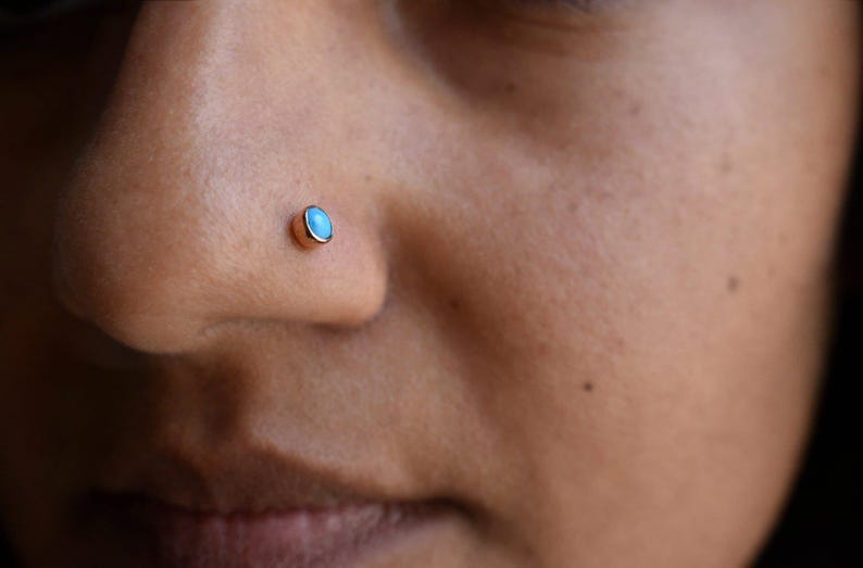 Pendiente de turquesa natural de 2 mm y 3 mm en oro de 14K y 18K, 16g, 18g, 20g. Joyería para piercings: lóbulo de la nariz, cartílago, labio, hélix plano, tragus. Piedra de nacimiento de diciembre (DDP). imagen 3