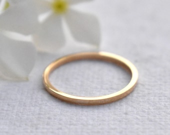 14k 18k Solid Gold Band, zierliche 1 mm quadratische dünne Stapel Hochzeit Spacer Ring