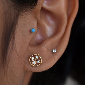 Pendiente de turquesa natural de 2 mm y 3 mm en oro de 14K y 18K, 16g, 18g, 20g. Joyería para piercings: lóbulo de la nariz, cartílago, labio, hélix plano, tragus. Piedra de nacimiento de diciembre (DDP). imagen 5