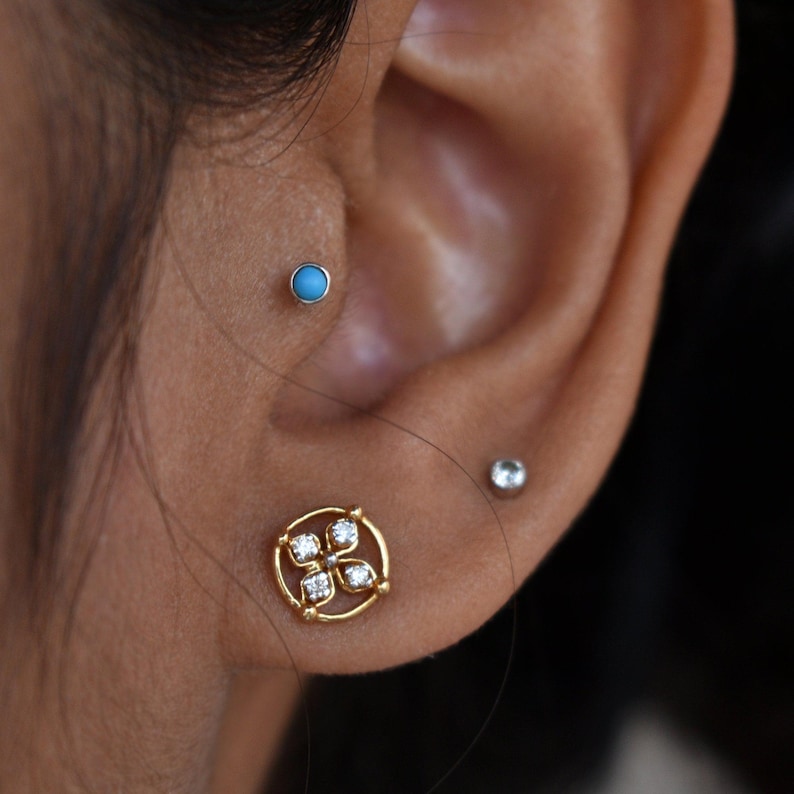 Pendiente de turquesa natural de 2 mm y 3 mm en oro de 14K y 18K, 16g, 18g, 20g. Joyería para piercings: lóbulo de la nariz, cartílago, labio, hélix plano, tragus. Piedra de nacimiento de diciembre (DDP). imagen 5