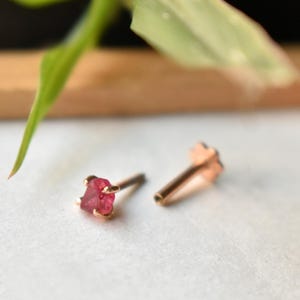 Pendiente de nariz o oreja con rubí natural en bruto, rosca de oro macizo de 14k o 18k, pendiente rosa, piedra natal de julio, joyería única DDP