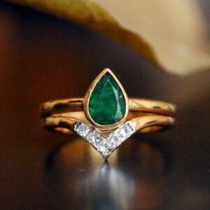 0.50Ct Natural Pear Emerald & Princess Diamond Engagement Ring Set, 14k 18k Solid Gold Bridal Wedding Set, Pear May Birthstone Chevron Ring image 4