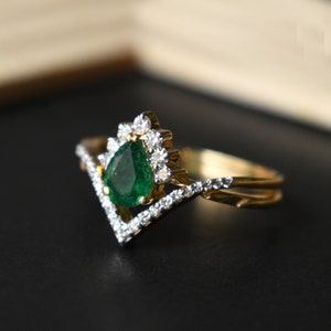 Natural Pear Cut Green Emerald & Diamond Wedding Ring Set in 14K Solid Gold, Interlocking Crossover Bridal Ring Set, Alternate Engagement