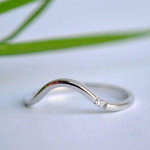 Geschwungener Ehering mit einzelnem Diamanten, 14K 18K Solid Gold Stack Band, Custom Fit Braut Ehering, glatt gebogene Wellenband,