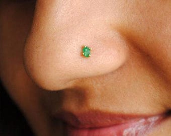 Piercing de nariz con alambre de esmeralda natural en bruto, aro de nariz verde de oro macizo de 14k y 18k, pendiente plano roscado de 16g, joyería para piercing con piedra de nacimiento de mayo