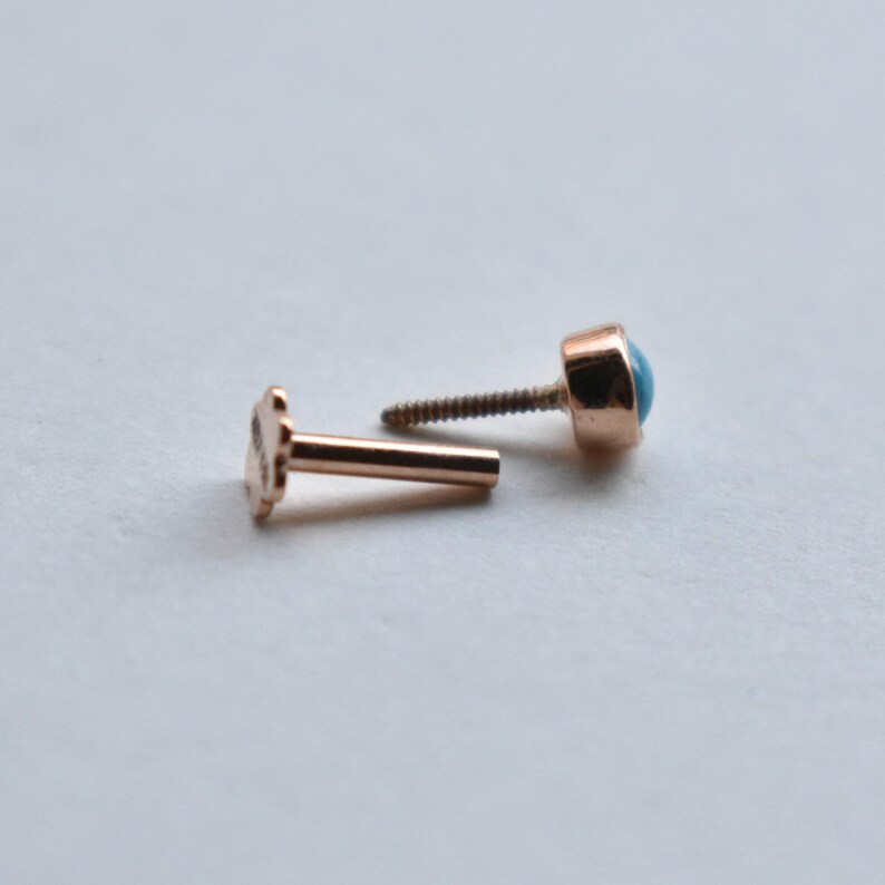 Pendiente de turquesa natural de 2 mm y 3 mm en oro de 14K y 18K, 16g, 18g, 20g. Joyería para piercings: lóbulo de la nariz, cartílago, labio, hélix plano, tragus. Piedra de nacimiento de diciembre (DDP). imagen 9