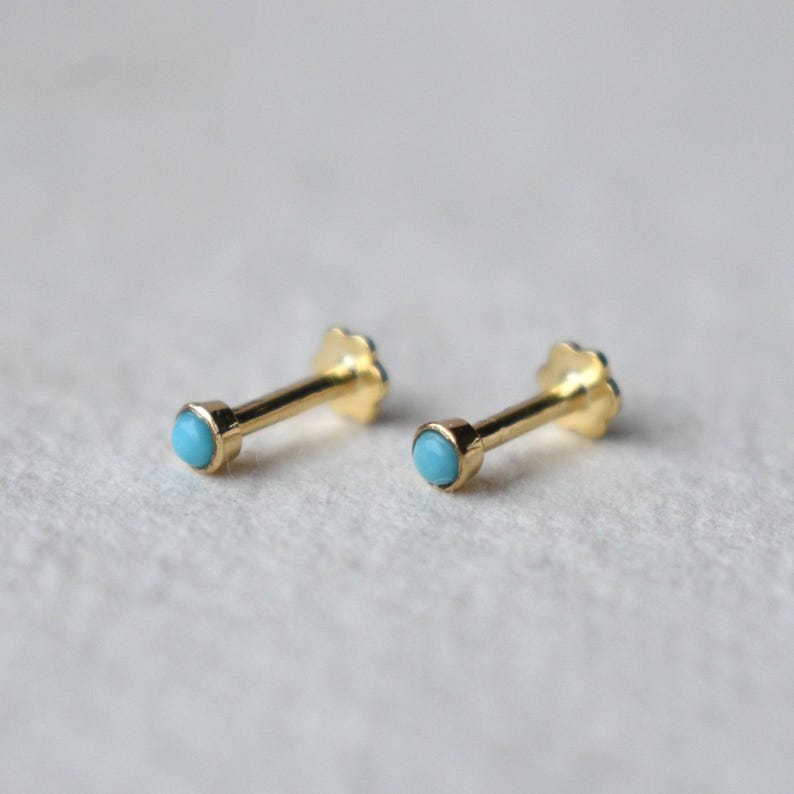Pendiente de turquesa natural de 2 mm y 3 mm en oro de 14K y 18K, 16g, 18g, 20g. Joyería para piercings: lóbulo de la nariz, cartílago, labio, hélix plano, tragus. Piedra de nacimiento de diciembre (DDP). imagen 2