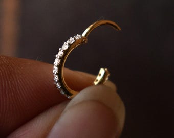 Piercing de aro Huggie de 1,2 mm con diamante genuino en oro macizo de 14k y 18k, ideal para cartílago de nariz, concha, hélix, lóbulo, órbita, labio y ceja. Calibres: 14g, 16g y 18g.