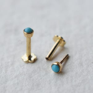 Pendiente de turquesa natural de 2 mm y 3 mm en oro de 14K y 18K, 16g, 18g, 20g. Joyería para piercings: lóbulo de la nariz, cartílago, labio, hélix plano, tragus. Piedra de nacimiento de diciembre (DDP). imagen 1