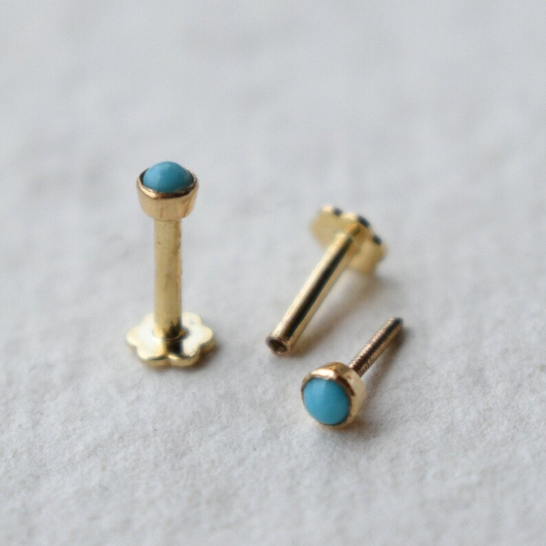 Pendiente de turquesa natural de 2 mm y 3 mm en oro de 14K y 18K, 16g, 18g, 20g. Joyería para piercings: lóbulo de la nariz, cartílago, labio, hélix plano, tragus. Piedra de nacimiento de diciembre (DDP). imagen 1