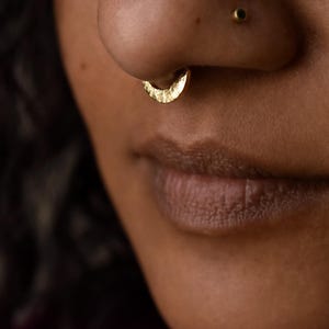 Anel de septo texturizado em forma de lua crescente, em ouro maciço 14k/18k com acabamento martelado, fecho articulado de 16g/18g, estilo boho celestial, com impostos e taxas alfandegárias pagos.