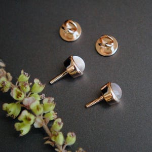 Pendientes de piedra lunar de 5 mm con cierre a presión, pendientes de oro macizo de 14 quilates, pendiente plano de piedra lunar arcoíris cabujón, joyería de piedra natal de junio DDP imagen 7