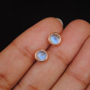 Pendientes de piedra lunar de 5 mm con cierre a presión, pendientes de oro macizo de 14 quilates, pendiente plano de piedra lunar arcoíris cabujón, joyería de piedra natal de junio DDP imagen 4