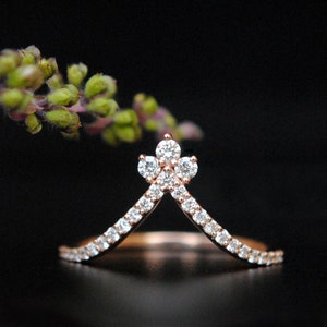 Deep V Natural Diamond Wedding Band, 14k 18k Solid Gold Stacking Chevron Ring, Bridal Jewelry, Custom Fit Dainty Stack Crown Ring zdjęcie 3