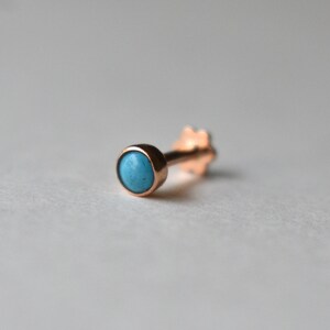 Pendiente de turquesa natural de 2 mm y 3 mm en oro de 14K y 18K, 16g, 18g, 20g. Joyería para piercings: lóbulo de la nariz, cartílago, labio, hélix plano, tragus. Piedra de nacimiento de diciembre (DDP). imagen 7