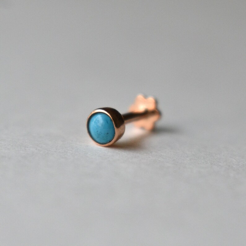 Pendiente de turquesa natural de 2 mm y 3 mm en oro de 14K y 18K, 16g, 18g, 20g. Joyería para piercings: lóbulo de la nariz, cartílago, labio, hélix plano, tragus. Piedra de nacimiento de diciembre (DDP). imagen 7