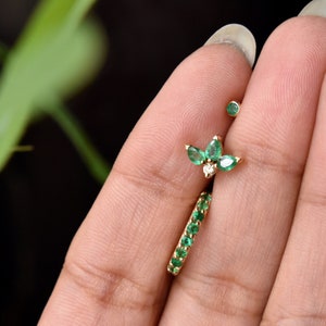 SET VAN 3 natuurlijke groene smaragd oorbellen, 14k 18k massief gouden piercingsieraden set, oorstapel curation set, mei geboortesteen piercing minnaar cadeau