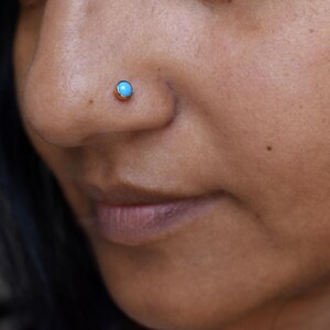 Pendiente de turquesa natural de 2 mm y 3 mm en oro de 14K y 18K, 16g, 18g, 20g. Joyería para piercings: lóbulo de la nariz, cartílago, labio, hélix plano, tragus. Piedra de nacimiento de diciembre (DDP). imagen 6