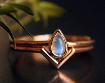 5x3mm Pear Moonstone Wedding Ring Set, 14K 18k Solid Gold Bridal Engagement Rings, V Chevron Wedding Band, Minimal Wedding Ring for Her