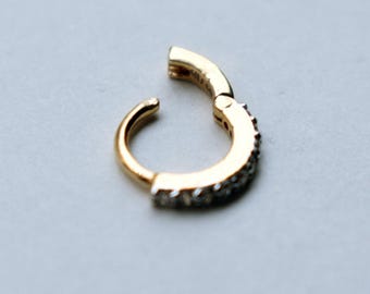 Orecchini con chiusur sctto in oro binco 18 crti con 2,43 crti di rubino e 0,20 crti