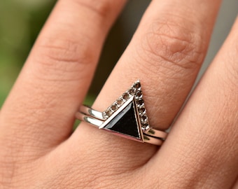 Black Spinel and Smoky Quartz Wedding Ring Set, 14K 18K Solid Gold Triangle Chevron Ring Set, Alternative Bridal Rings, Gemstone Rings