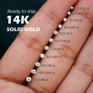 Puede incluir: Una selección de pendientes de oro macizo de 14K con diferentes pesos en quilates, que van desde 0,01 ct hasta 0,06 ct. También se ve el texto "Ready to ship" y "SOLID GOLD".