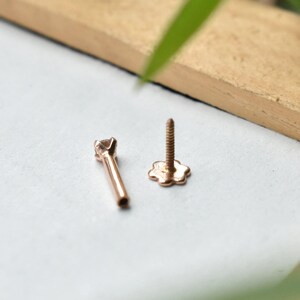 14k massivt guld och naturlig diamant Labret-örhänge, invändigt gängad platt näsa, piercingsmycken bild 3
