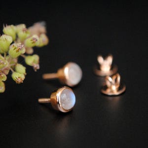 Pendientes de piedra lunar de 5 mm con cierre a presión, pendientes de oro macizo de 14 quilates, pendiente plano de piedra lunar arcoíris cabujón, joyería de piedra natal de junio DDP imagen 6