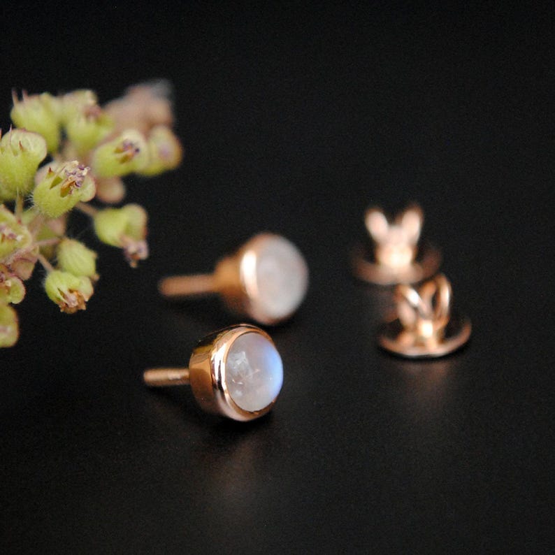 Pendientes de piedra lunar de 5 mm con cierre a presión, pendientes de oro macizo de 14 quilates, pendiente plano de piedra lunar arcoíris cabujón, joyería de piedra natal de junio DDP imagen 6