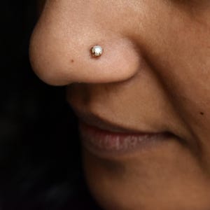 Piccolo perno con perla piatta da 2 mm e 3 mm in oro massiccio 14k e 18k, perno con pietra portafortuna di giugno, piercing per naso, orecchio, cartilagine, elica, trago, labbro