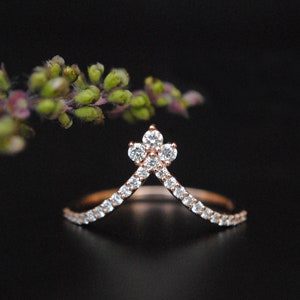 Deep V Natural Diamond Wedding Band, 14k 18k Solid Gold Stacking Chevron Ring, Bridal Jewelry, Custom Fit Dainty Stack Crown Ring zdjęcie 4