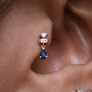 Pendiente colgante pequeño con diamantes naturales y zafiro azul, oro macizo de 14 quilates y 18 quilates, con forma de caracola, para trago, hélix y parte trasera plana, 16 g