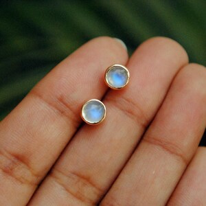 Pendientes de piedra lunar de 5 mm con cierre a presión, pendientes de oro macizo de 14 quilates, pendiente plano de piedra lunar arcoíris cabujón, joyería de piedra natal de junio DDP imagen 1