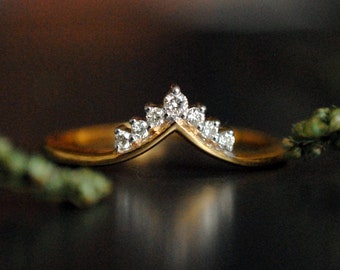 Chevron V Ring. Stackable Bridal 14K Gold and Diamond Wedding Band. Gold V band. Promise Ring. Wedding Engagement. Bridal Crown Ring. Tiara