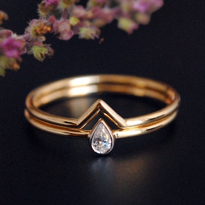 Minimal Pear Diamond Wedding Ring Set, 14K 18K Solid Gold Dainty Bridal Engagement Ring Set, Chevron V Stacking Band, 2pc Ring Set