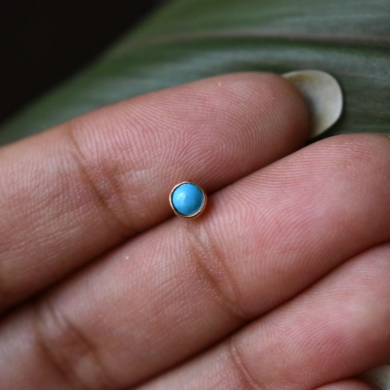 Pendiente de turquesa natural de 2 mm y 3 mm en oro de 14K y 18K, 16g, 18g, 20g. Joyería para piercings: lóbulo de la nariz, cartílago, labio, hélix plano, tragus. Piedra de nacimiento de diciembre (DDP). imagen 8