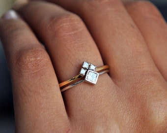 Ehering Set. 14k Weiß & GelbGold Princess Cut Diamant Braut Verlobungsring Set. Diamant Chevron V Hochzeitsband. Diamant Set