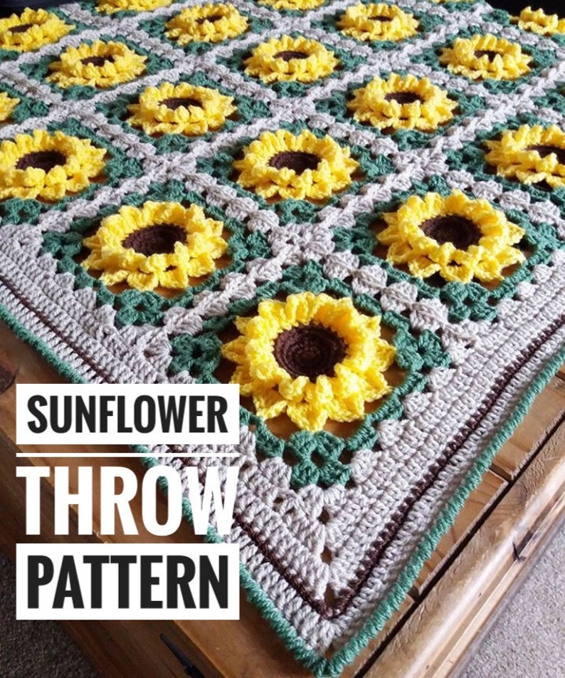 Puede incluir: Una manta de crochet con un patr&oacute;n de girasol. La manta est&aacute; hecha con hilo beige, verde y amarillo. El texto "SUNFLOWER THROW PATTERN" est&aacute; impreso en la manta.