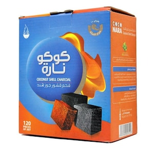 Könnte beinhalten: Eine Schachtel mit 120 Stück Kokosnussschalen-Holzkohlebriketts. Die Schachtel ist blau und orange mit arabischem Text, der "Coco Nara" und "Kokosnussschalen-Holzkohle" lautet. Die Schachtel zeigt auch ein Logo eines Vogels mit dem Text "Eco-Logical" und einen Barcode.