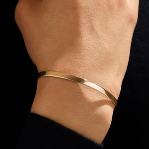 Bracciale in oro personalizzato, bracciale rigido impilabile in oro per donna, bracciale rigido inciso riempito in oro 14 carati, regalo personalizzato per lei. Braccialetti personalizzati.