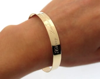 Benutzerdefinierte Gold Armreif Armband, personalisiertes Geschenk, benutzerdefiniertes Zitat graviert Manschette, Geburtstagsgeschenk für sie, Gold gefüllt offene Manschette für Frauen Geburtstag