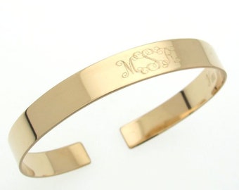 Bracelet monogramme en or Bracelet manchette monogramme personnalisé gravé Gold Filled Bracelet 14 carats Cadeaux personnalisés Cadeau pour elle, graver les initiales