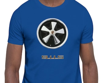 Könnte beinhalten: Ein königsblaues T-Shirt mit einem schwarzen und silbernen Rad-Design und dem Text "911S" in Gold.