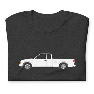 Puede incluir: Una camiseta gris oscuro con un contorno blanco de una camioneta pick-up en la parte delantera.