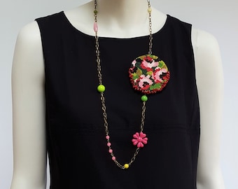 Transformeerbare broche ketting, "Garden Gnome" hanger, met de hand geborduurd gerecycled vintage canvas/Textiel poëzie sieraden/Unieke creatie/Upcycling