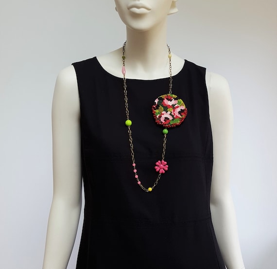 Collier-broche transformable, pendentif  "Nain de jardin" canevas vintage recyclé brodé main/Bijou Poésie textile/Création unique/Upcycling