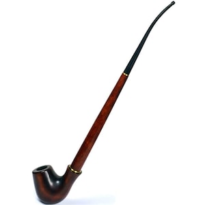 Puede incluir: Una pipa larga de madera marrón con una boquilla negra. La pipa tiene una banda dorada cerca de la cazoleta.