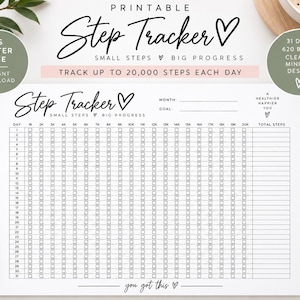 Könnte beinhalten: Ein druckbarer Schrittzähler-Bogen mit weißem Hintergrund und schwarzem Text. Die Überschrift lautet Step Tracker mit einem Herzsymbol, Small Steps Big Progress und Track up to 20,000 steps each day. Er enthält ein Raster für 31 Tage und 20.000 Schritte.