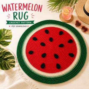 Puede incluir: Una alfombra redonda de ganchillo con diseño de sandía. La alfombra tiene un centro rojo con semillas negras, una corteza blanca y un borde verde. El texto en la imagen dice "WATERMELON RUG", "CROCHET PATTERN" y "PDF DOWNLOAD".