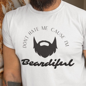Puede incluir: Camiseta blanca con un gráfico de barba negra y el texto "Don't hate me cause I'm Beardifull".